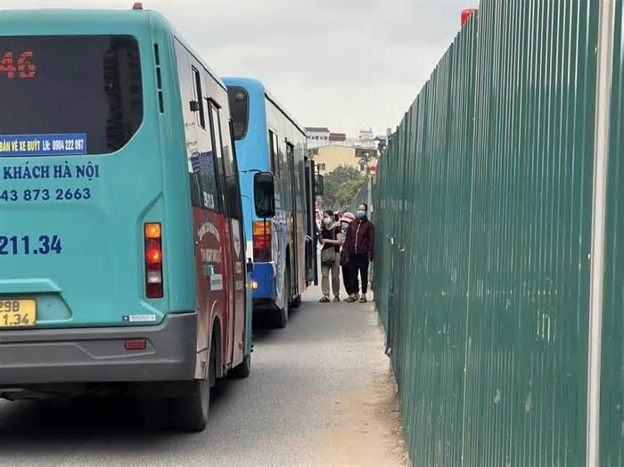 Nguy hiểm rình rập tại các điểm chờ xe buýt trên đường Âu Cơ