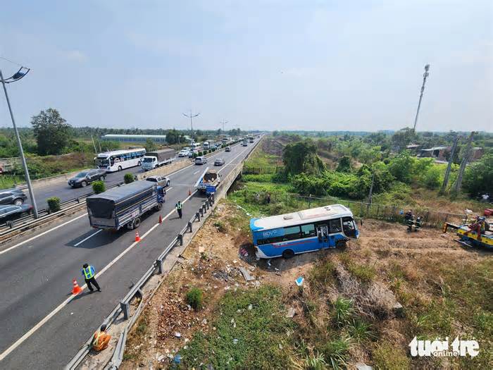 Xe khách văng khỏi cao tốc TP.HCM - Trung Lương, hàng chục người bị thương