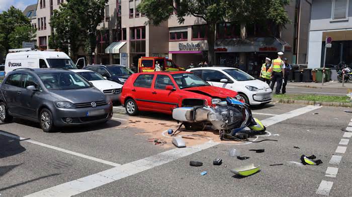 Ôtô đâm vào đoàn xe hộ tống Thủ tướng Hungary rời trận đấu Euro
