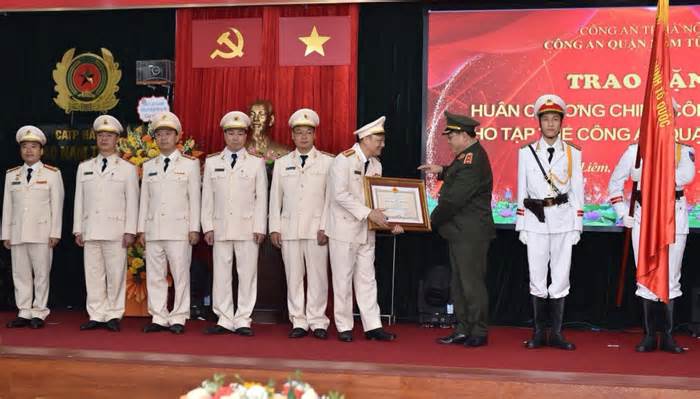Công an quận Nam Từ Liêm đón nhận Huân chương Chiến công hạng Nhất
