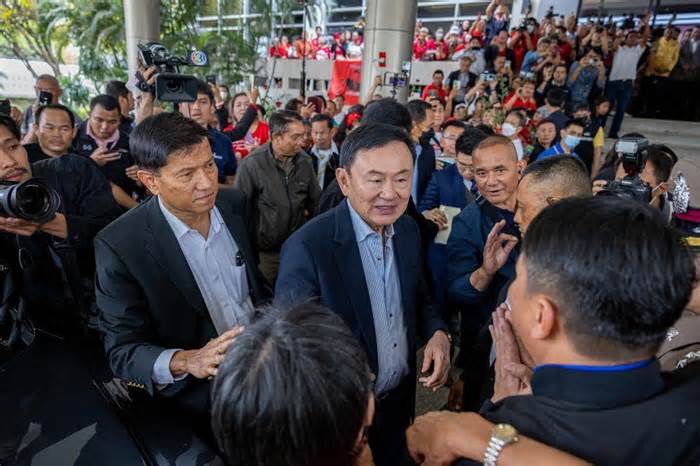 Thái Lan trì hoãn xem xét truy tố ông Thaksin vụ ‘xúc phạm hoàng gia’