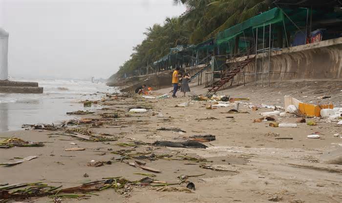 Thanh Hóa: Bờ biển Hải Tiến ngập trong rác trước dịp khai trương du lịch hè
