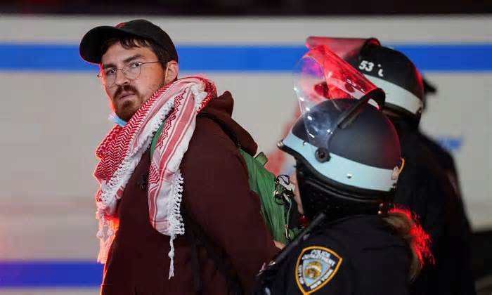 Cảnh sát New York dẹp biểu tình trong Đại học Columbia