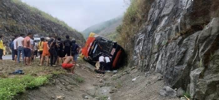 Nguyên nhân vụ xe đổ dốc lật vào vách núi, hàng chục người thương vong