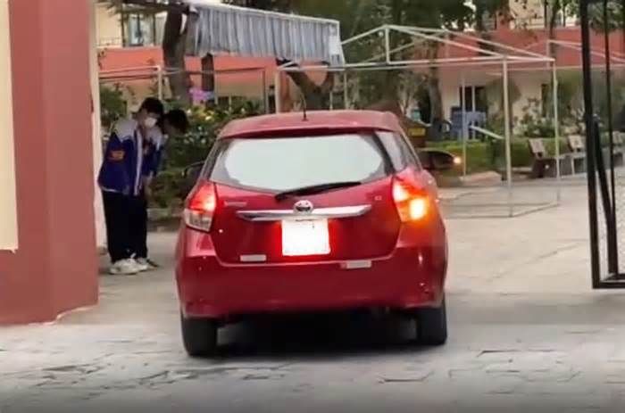 Người đăng tải clip lên tiếng việc học sinh 'cúi chào ôtô' của các thầy cô giữa trời rét