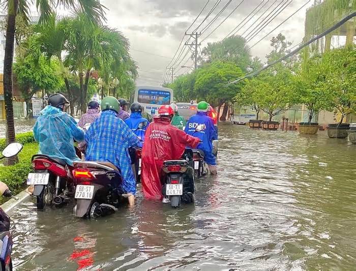 Đường ngập như sông, người dân bơi xuồng di chuyển ở TP Rạch Giá