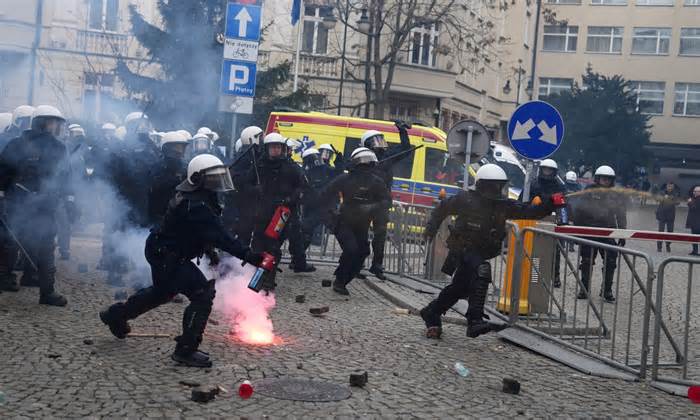 Nông dân Ba Lan đụng độ cảnh sát