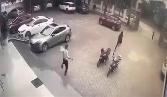 Thanh niên bịt mặt cầm dao xông vào cướp ngân hàng tại Nghệ An