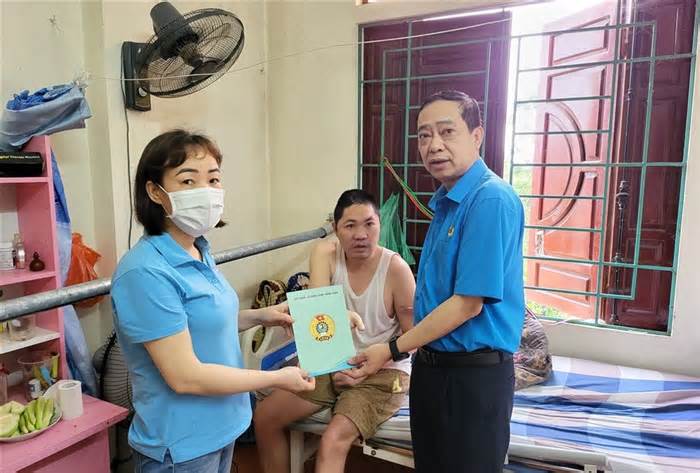 Liên đoàn Lao động quận Thanh Xuân trao hỗ trợ nhân Tháng Công nhân
