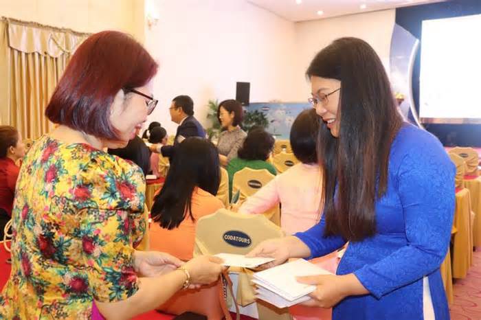 Công đoàn Viên chức Đà Nẵng tặng thiệp chúc mừng ngày 8.3 đến nữ đoàn viên