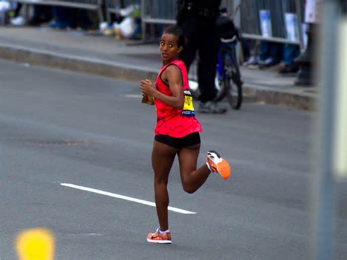 10 năm đòi tiền thưởng vô địch Boston Marathon 2014