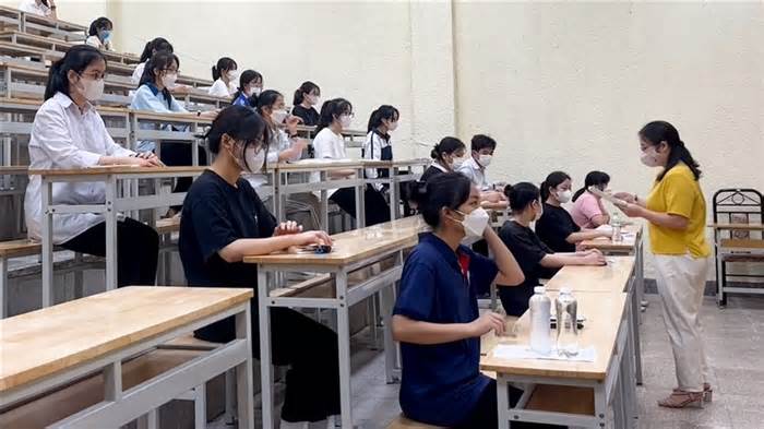 Hàng nghìn thí sinh bắt đầu tranh suất vào Trường Đại học Sư phạm Hà Nội