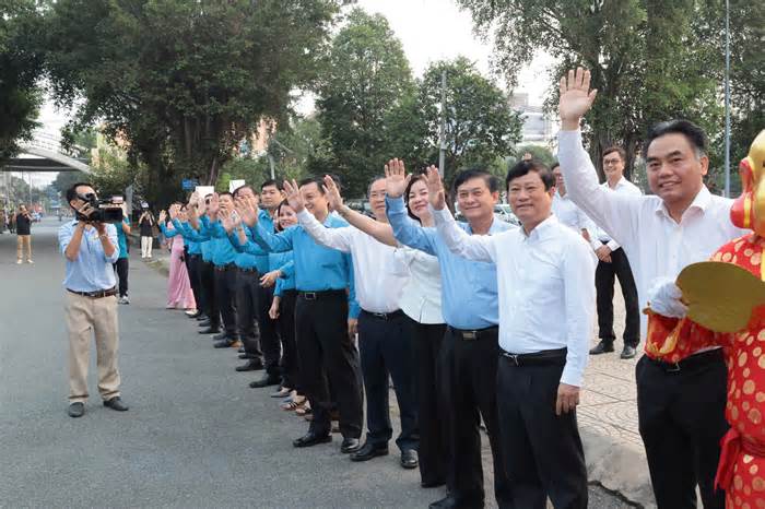 Hàng ngàn công nhân Bình Dương về đón Tết trên xe miễn phí với lời hẹn ngày trở lại