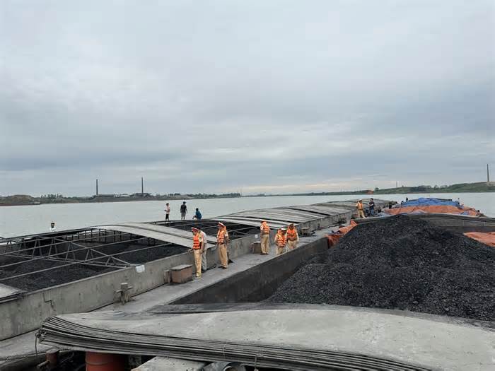 Bắt giữ 4 sà lan chở 7.000 tấn than không rõ nguồn gốc trên sông Hồng
