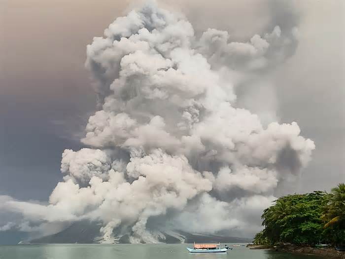 Núi lửa phun trào, Indonesia đóng sân bay quốc tế