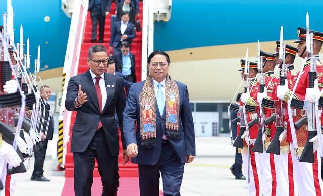 Thủ tướng tới Indonesia, bắt đầu chuyến tham dự Hội nghị cấp cao ASEAN 43