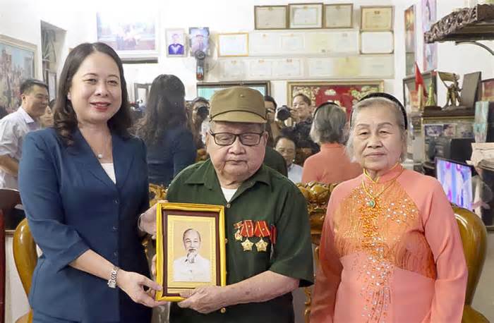 Quyền Chủ tịch nước Võ Thị Ánh Xuân thăm và tặng quà Chiến sĩ Điện Biên