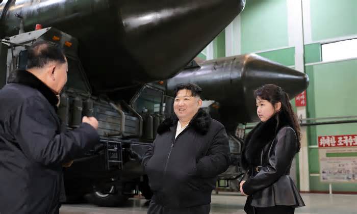 Ông Kim Jong-un yêu cầu tăng tốc sản xuất xe bệ phóng tên lửa
