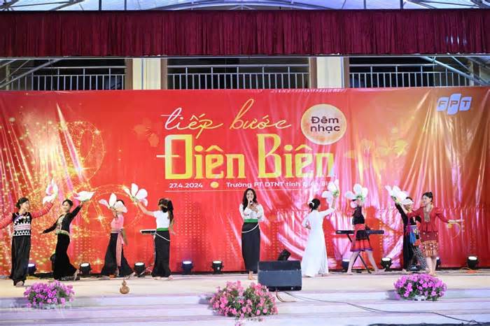 H'Hen Niê đi chân trần hát cùng hơn 600 học sinh vùng cao