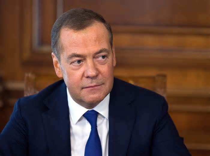 Ông Medvedev dọa đáp trả Ukraine bằng vũ khí hạt nhân