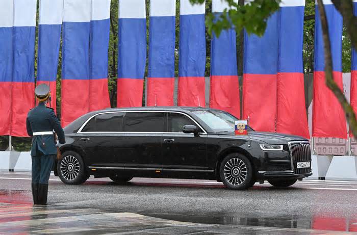 Ông Putin tặng thêm xe limousine cho lãnh đạo Triều Tiên