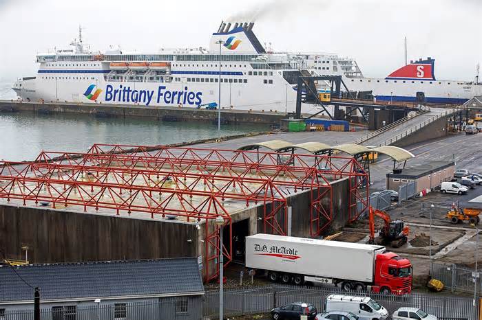 Ireland phát hiện 14 người di cư trong container đông lạnh