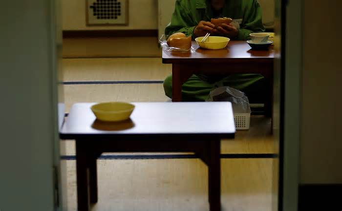 Nhật Bản cho phép tù nhân nam dùng sản phẩm dưỡng da