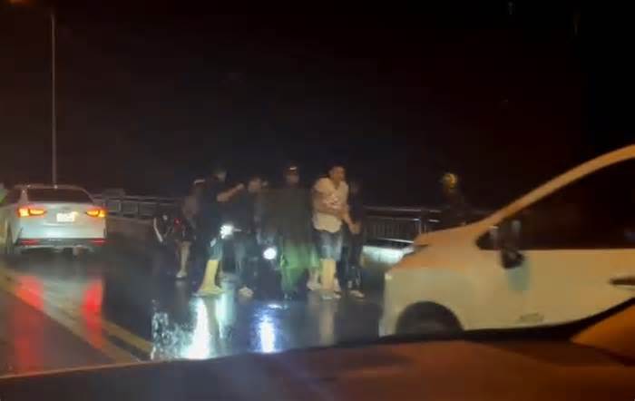 Cảnh sát chặn cầu Rạch Miễu bắt 31 đối tượng trang bị súng, áo chống đạn