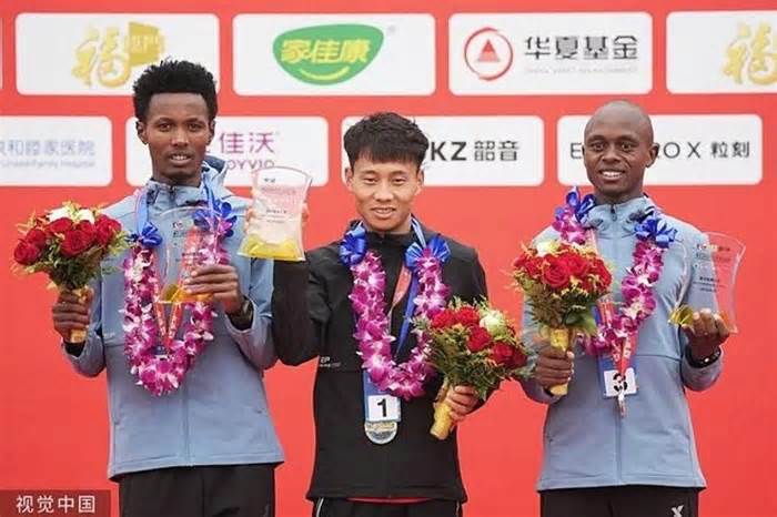 Góc khuất sau vụ kỷ lục gia marathon Trung Quốc được nhường về nhất