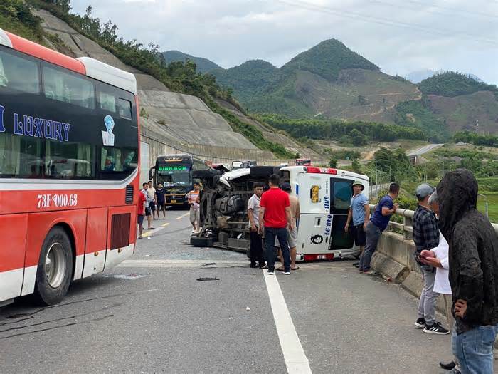 Xe khách tông liên hoàn trên cao tốc La Sơn-Túy Loan, 1 người thiệt mạng