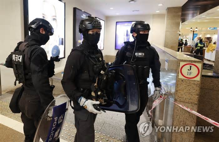 Cảnh sát Hàn Quốc bắt nghi phạm lao xe, đâm dao chết người