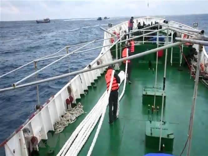 Hỗ trợ kịp thời tàu cá và ngư dân Bình Thuận gặp nạn trên biển