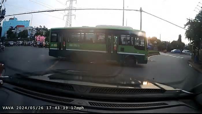 TP.HCM: đình chỉ tài xế xe buýt cố ý vượt đèn đỏ