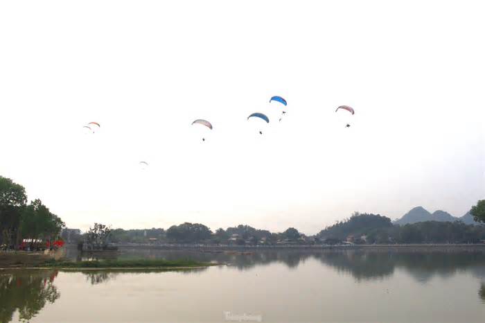 Lễ hội dù lượn đầu tiên bay trên hồ Thung Mây