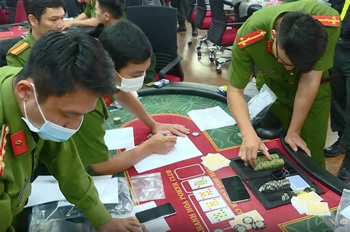 Cựu cán bộ công an hùn vốn mở sòng bạc ở Nha Trang và tham gia bảo kê chuẩn bị hầu tòa