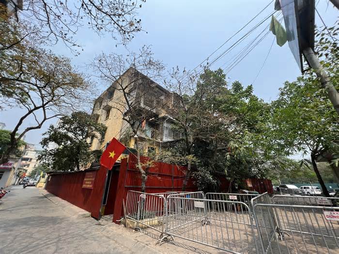 Hà Nội: Chung cư nứt nghiêng, 21 hộ dân vẫn quyết bám trụ suốt tuần qua