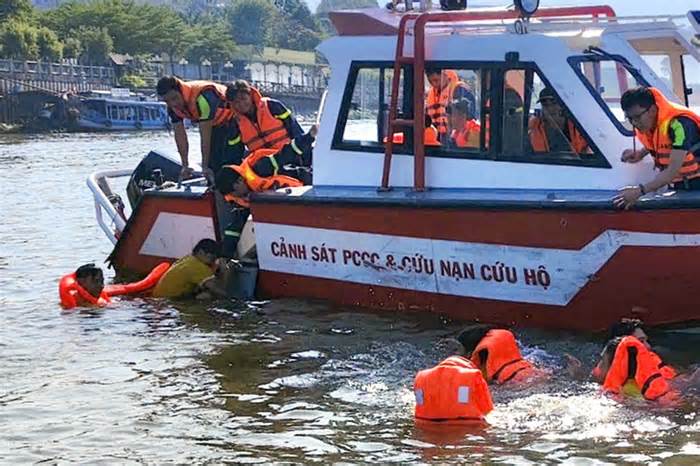 Lật ghe đua trên sông Đồng Nai, 12 vận động viên được cứu kịp thời