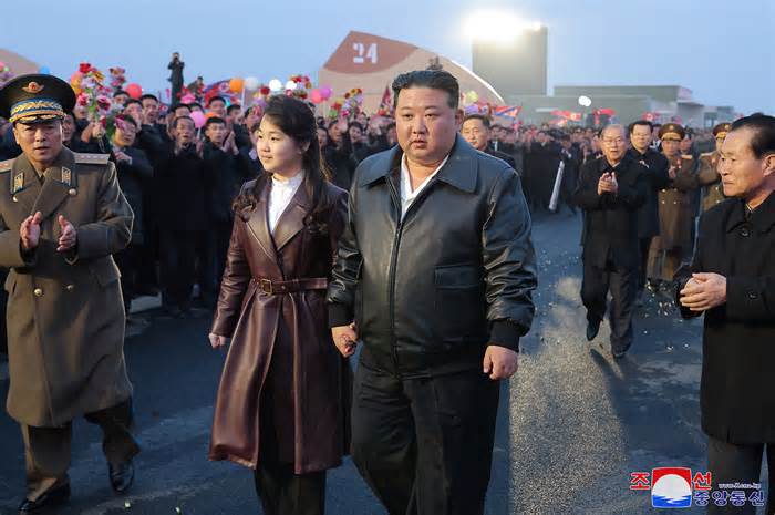 Ông Kim Jong-un lần đầu đi xe được Tổng thống Putin tặng