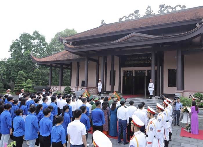 Lãnh đạo tỉnh Thanh Hóa dâng hương, dâng hoa tưởng niệm Chủ tịch Hồ Chí Minh