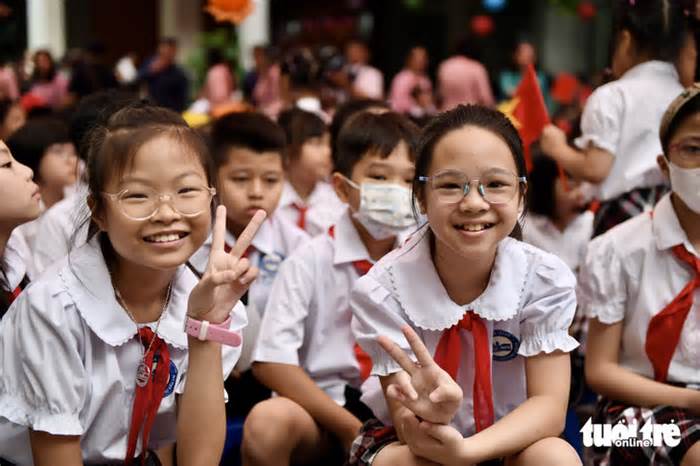 Học sinh thuộc hộ cận nghèo tại Hà Nội sẽ không phải đóng học phí
