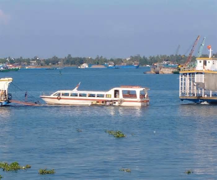 Tai nạn hy hữu trên sông Tiền: Tàu Hàng Châu chở du khách thiếu quan sát?