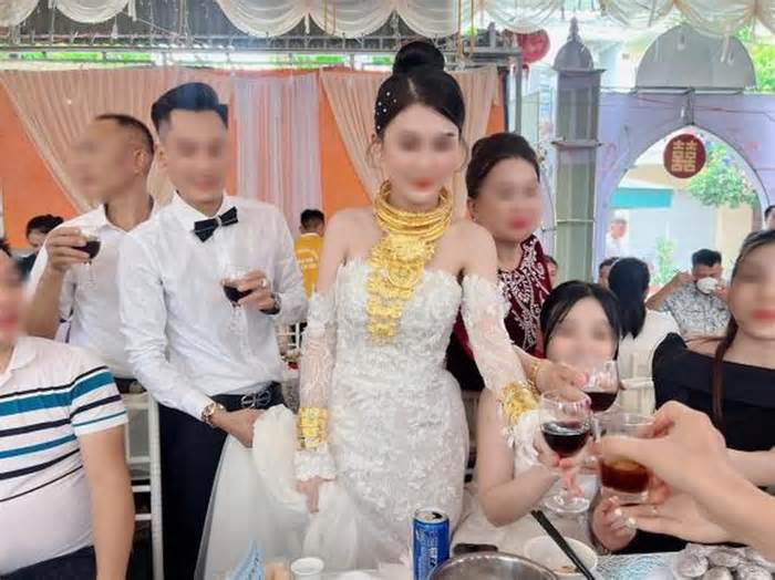 Đám cưới ở Quảng Ninh: Cô dâu đeo đầy vàng, mâm cỗ ngồn ngộn