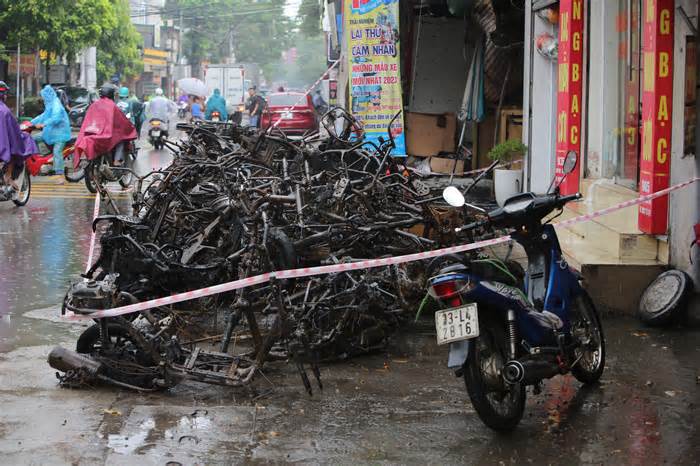 Hiện trường vụ cháy cửa hàng xe máy điện làm 3 người tử vong ở Hà Nội