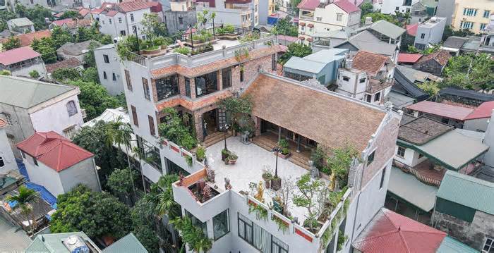 Chiêm ngưỡng ngôi nhà cổ trăm tuổi trên nóc biệt thự ở Hà Nội