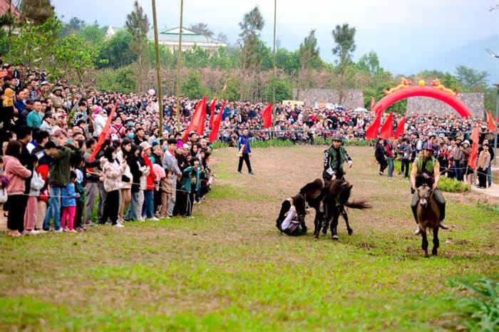 Vạn người nghẹt thở theo dõi giải đua ngựa được tổ chức ở Yên Bái