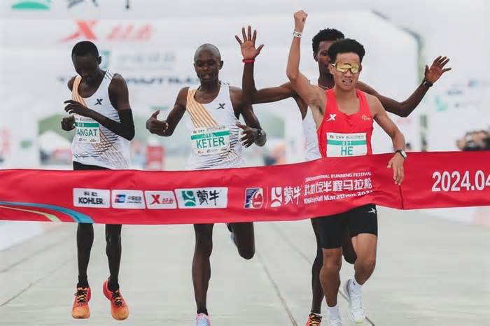 Kỷ lục gia marathon Trung Quốc bị tước huy chương vì vụ dàn xếp về đích