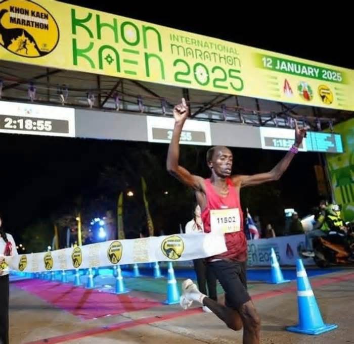 Runner Kenya vô địch giải marathon bằng 'siêu ysandal'