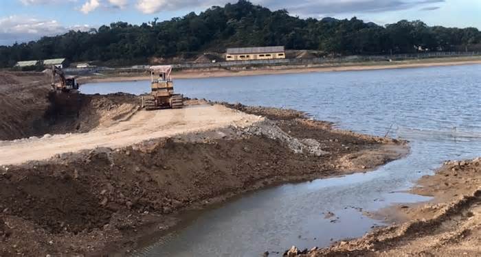 Nghệ An khẩn cấp gia cố hồ đập để ứng phó mưa lũ