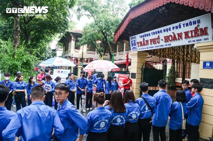 Cảnh sát giao thông Hà Nội phát nước tặng thí sinh thi tốt nghiệp THPT 2024