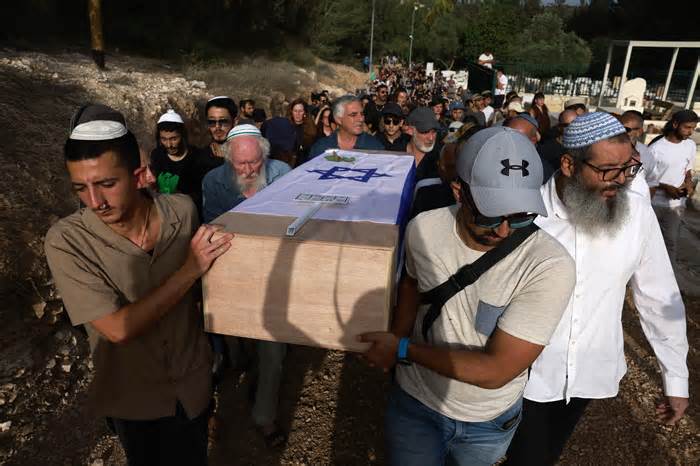 Israel an táng cô gái bị Hamas sát hại, diễu xác